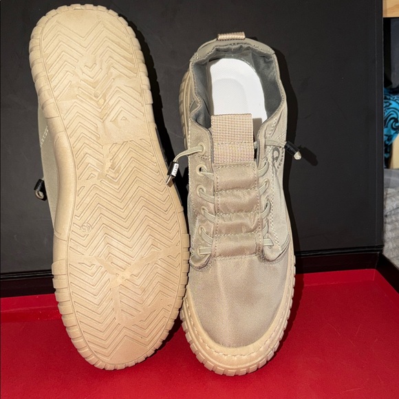 NWOB Stylish Light Olive Green Sneakers - Picture 5 of 5